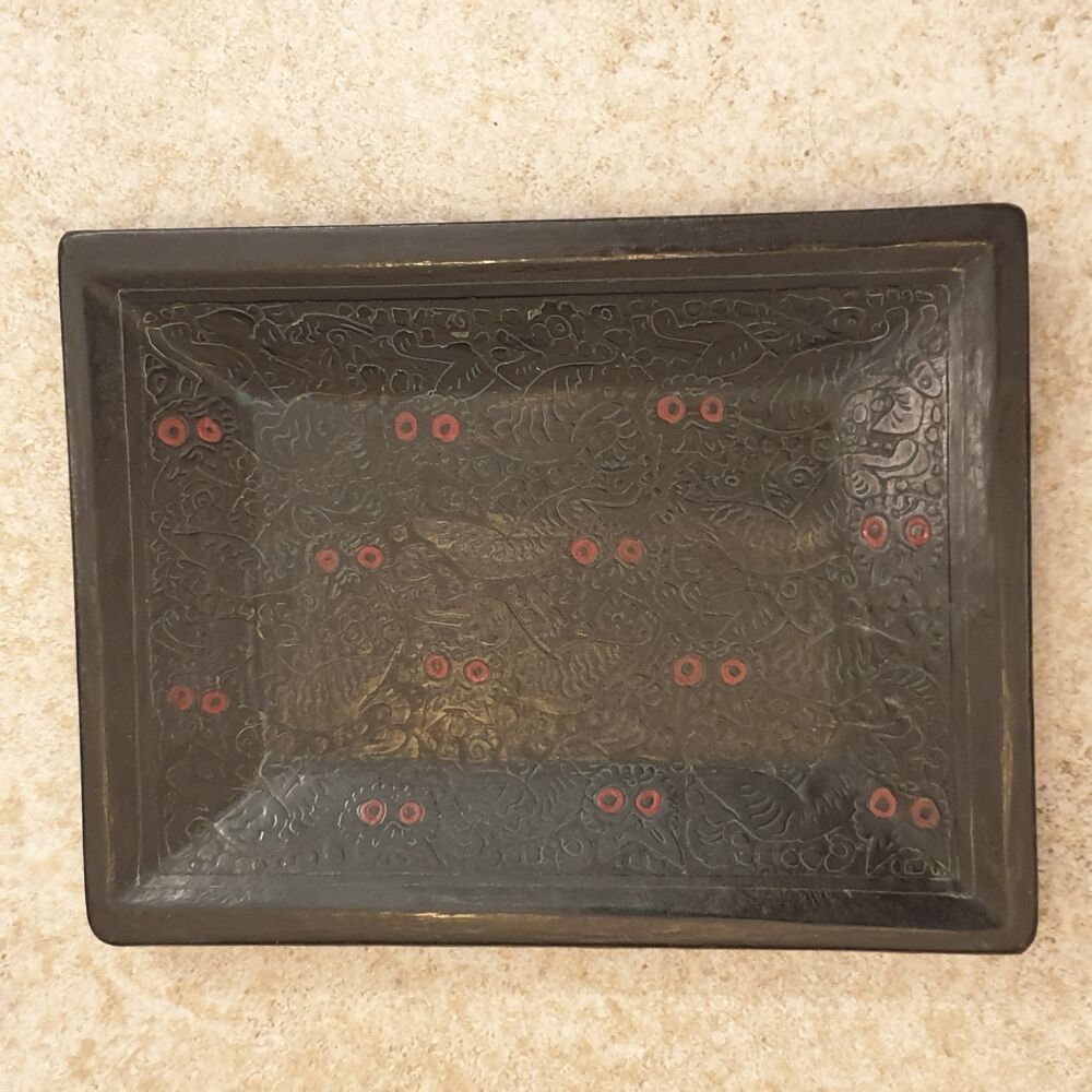 Ancien plateau en bois grav&eacute; noir et rouge Mexicain 19X25 cm Décoration