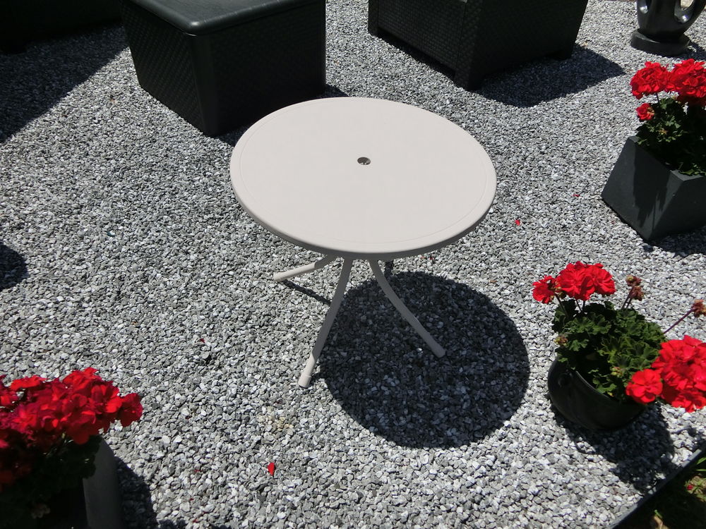 PETITE TABLE Meubles