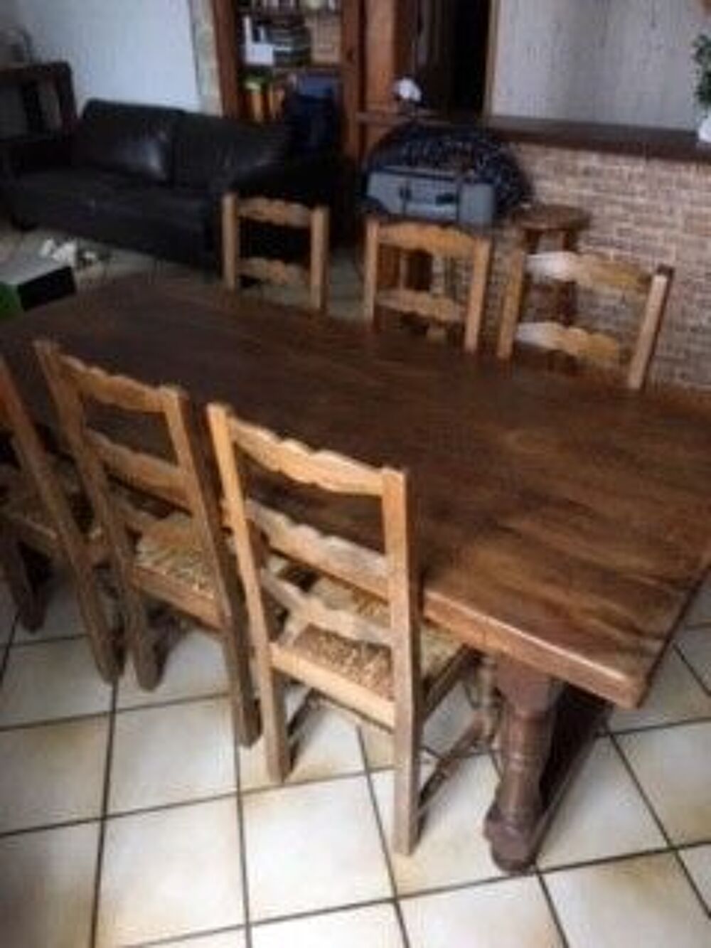 Table de ferme en ch&ecirc;ne massif avec huit chaises Meubles