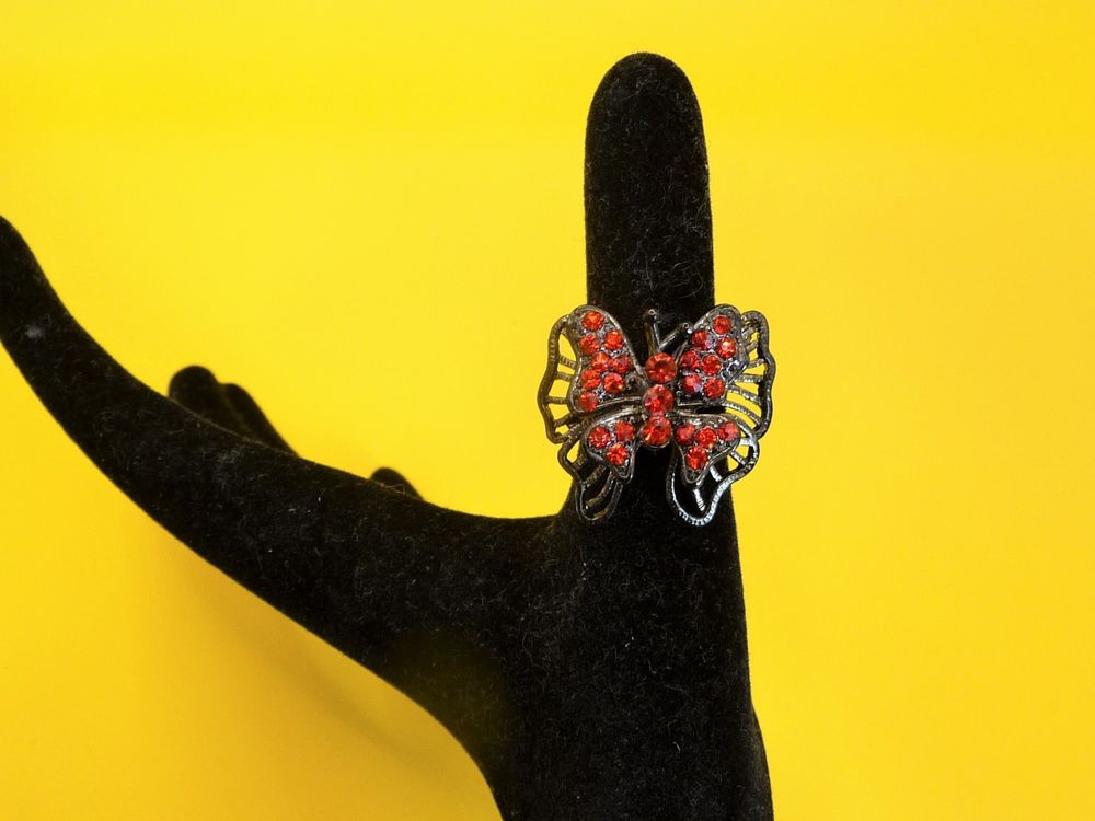 Bague Papillon en M&eacute;tal Ajustable avec Strass Rouge- Neuf Bijoux et montres