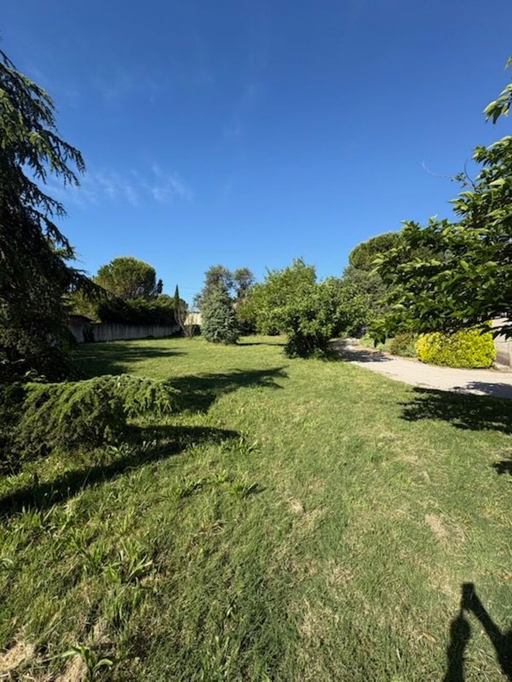 Vente Terrain Beau Terrain constructible de 380 m² proche centre village Saint-saturnin-lès-avignon