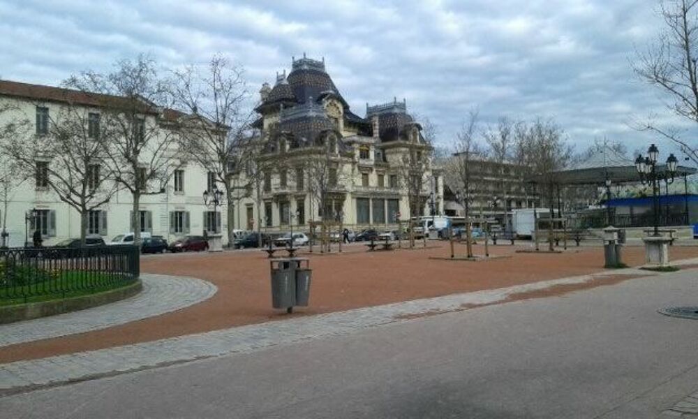   VENTE commerce place monplaisir lumière 90m2 