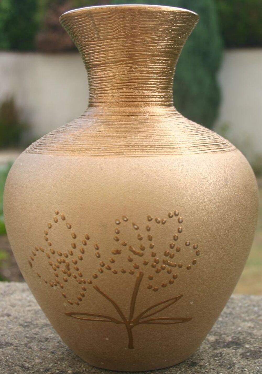 VASE DORE AVEC PETITES FLEURS EN RELIEF Décoration