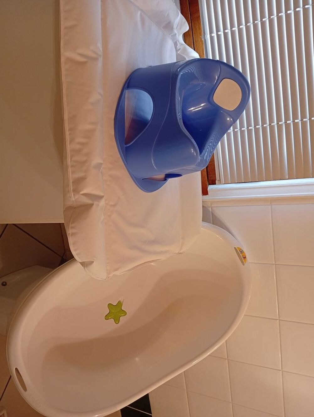 Lit &agrave; barreaux et &eacute;quipement b&eacute;b&eacute;. Pu�riculture