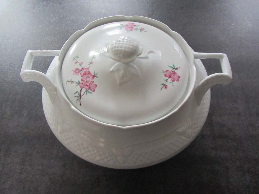 Soupi&egrave;re en porcelaine, Lourioux, cr&eacute;ation P. Deshouli&egrave;res. Cuisine