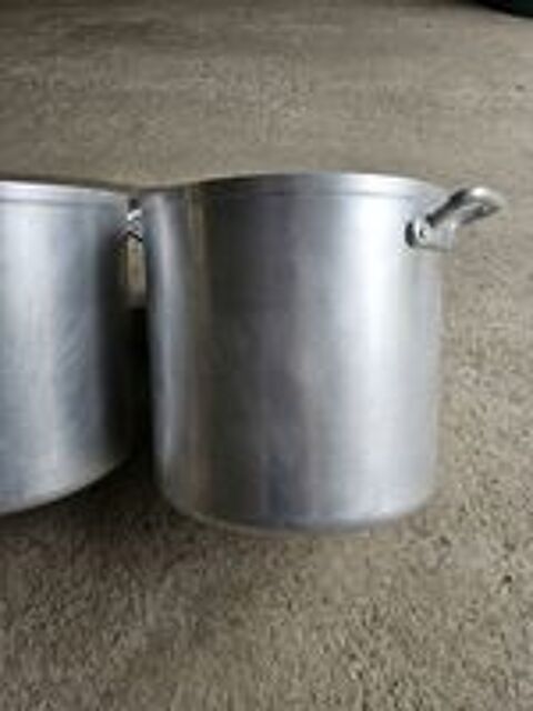   2 marmite en aluminium de 270 litres, 