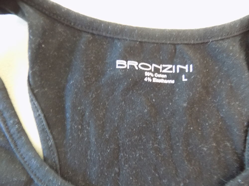 Brassi&egrave;re noire Vêtements