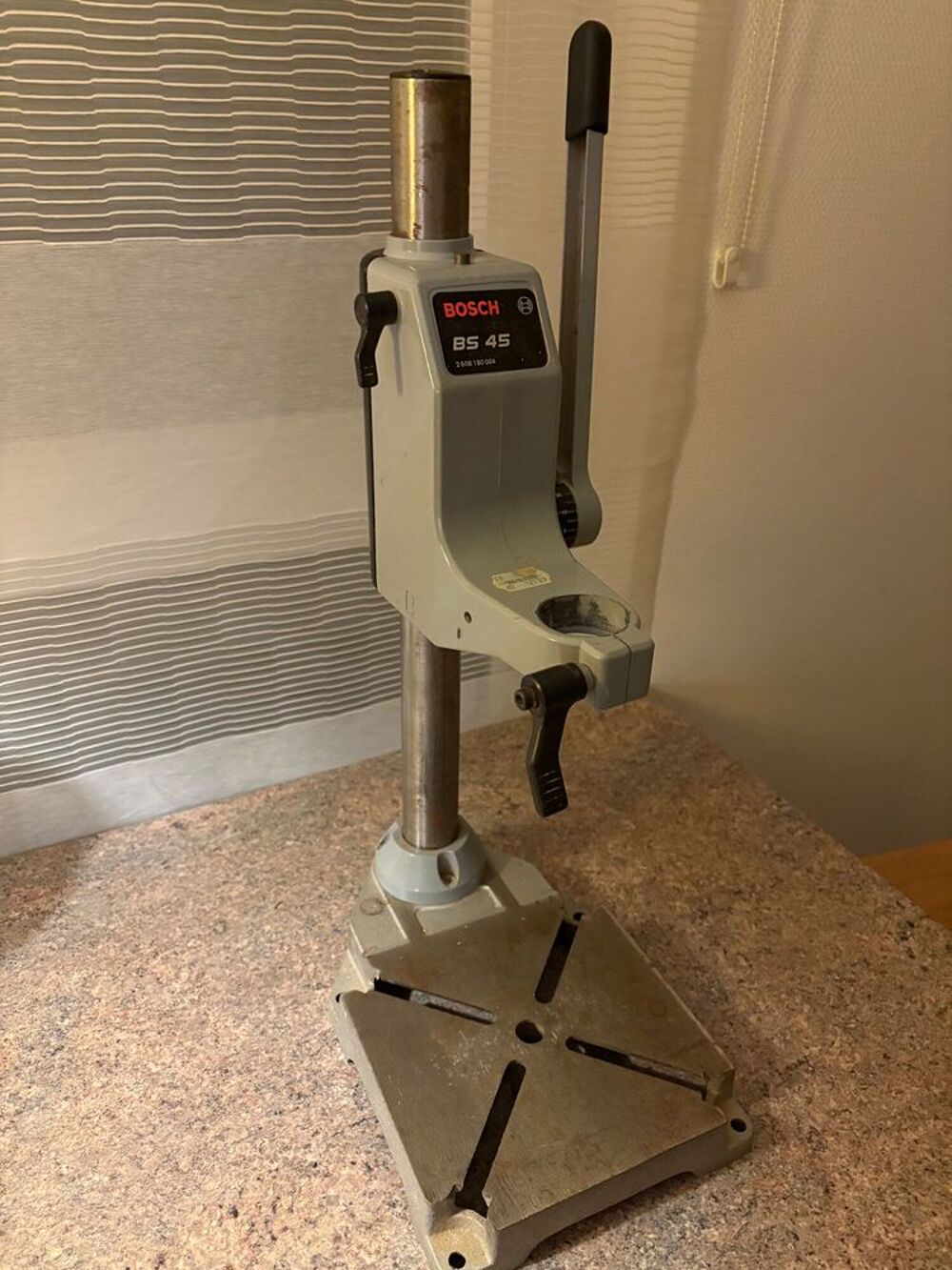Colonne pour perceuse marque Bosch Bricolage
