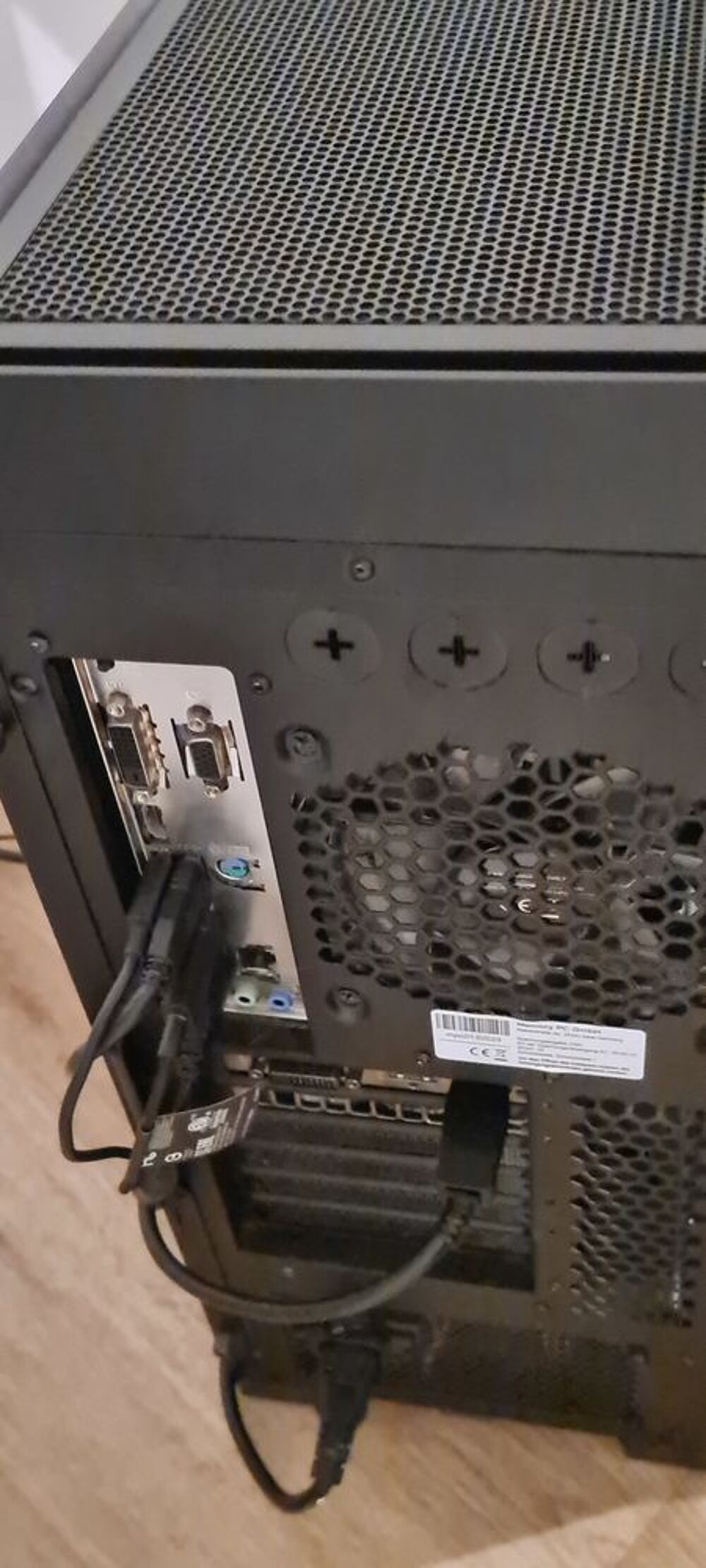 PC Gaming tr&egrave;s bonne &eacute;tat &eacute;cran plus color&eacute;es plus clavier Matériel informatique