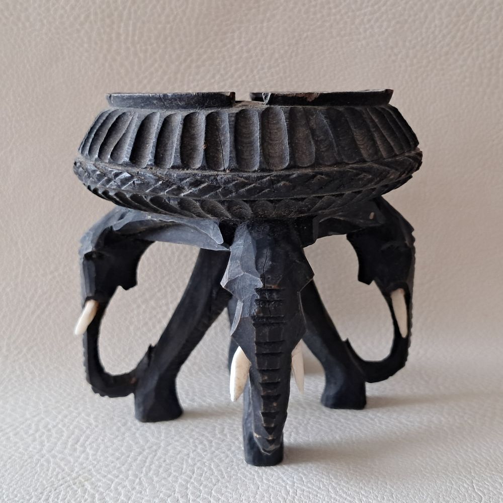 cendrier africain en bois d'&eacute;b&egrave;ne reposant sur 4 &eacute;l&eacute;phants Décoration