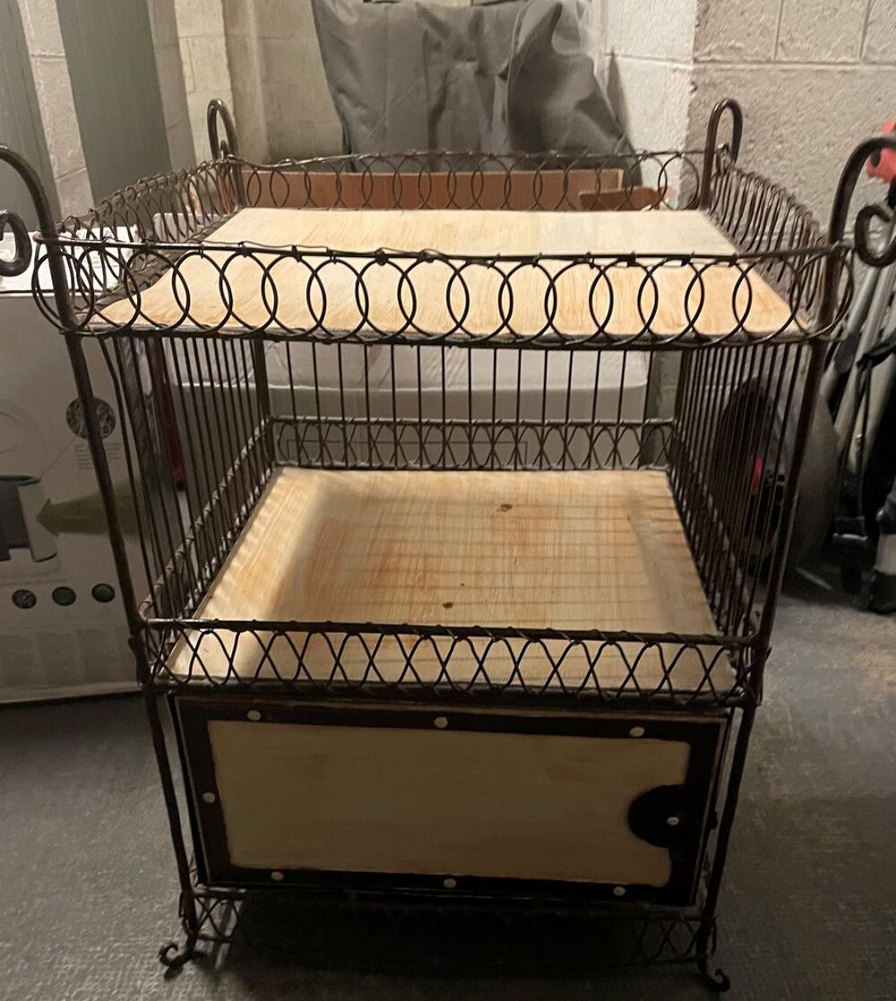 2 tables de nuits en fer forg&eacute; tr&egrave;s confortable Meubles