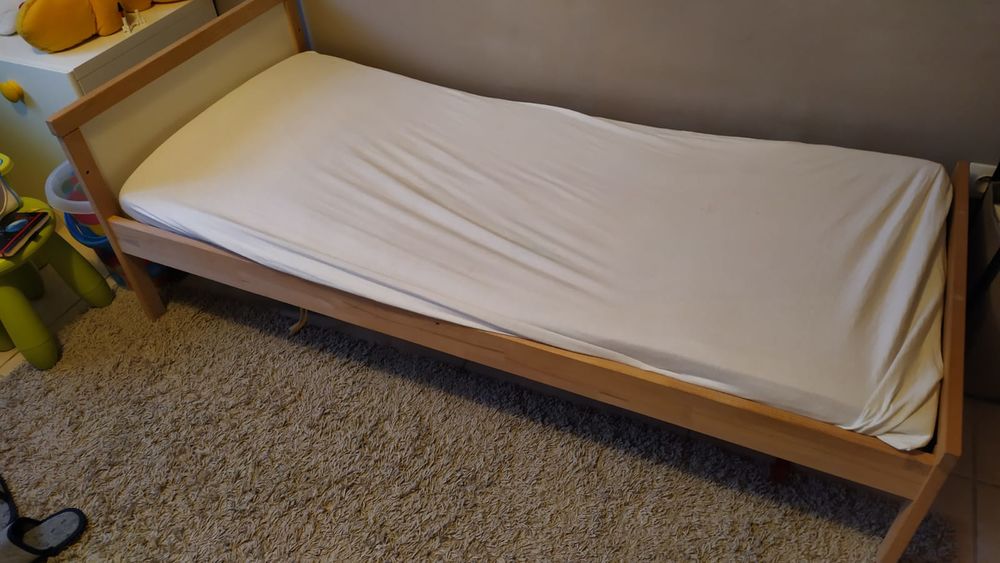 Lit enfant en bois de chez Ikea, avec son matelas 70 x 160. Meubles