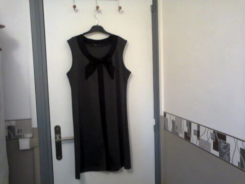 robe droite en lainage gris anthracite et noir. taille 46.  10 Pierre-Bnite (69)