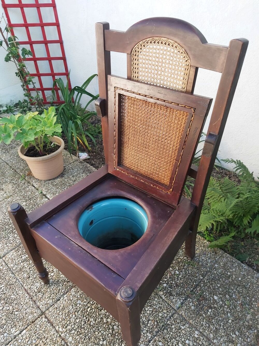 Chaise perc&eacute;e ancienne en bois avec d&eacute;tails cannage Meubles