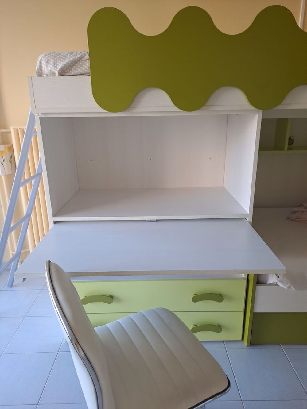 Lits superposees + bureau + rangements
Mobilier enfants