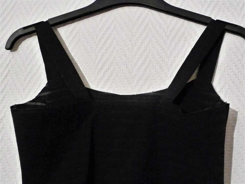 Top/ Tee Shirt Noir &agrave; Bretelles- Nulle Part Ailleurs Vêtements