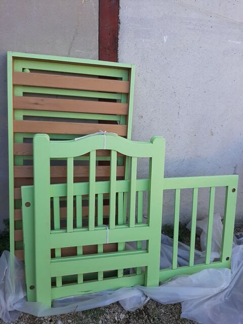 Vtements enfants et lit en bois 70 Beaumes-de-Venise (84)