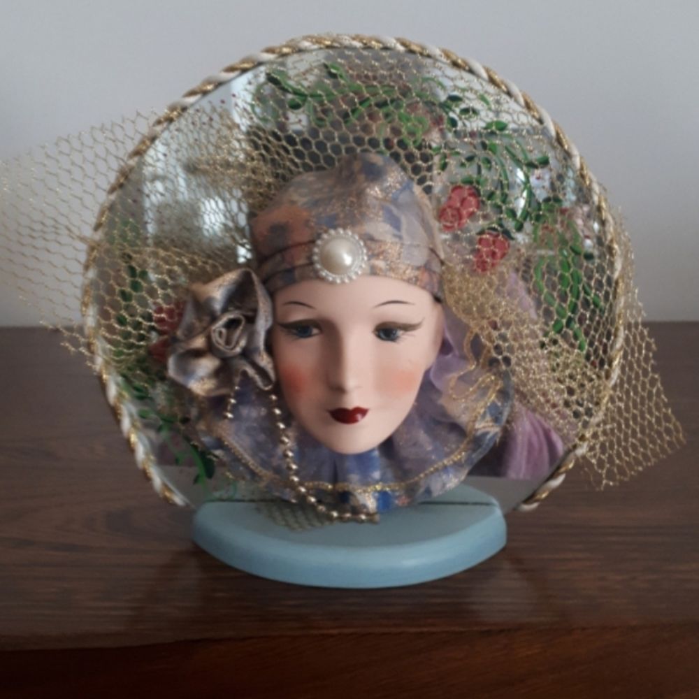 Visages v&eacute;nitiens sur miroirs - 25 euros pi&egrave;ce Décoration