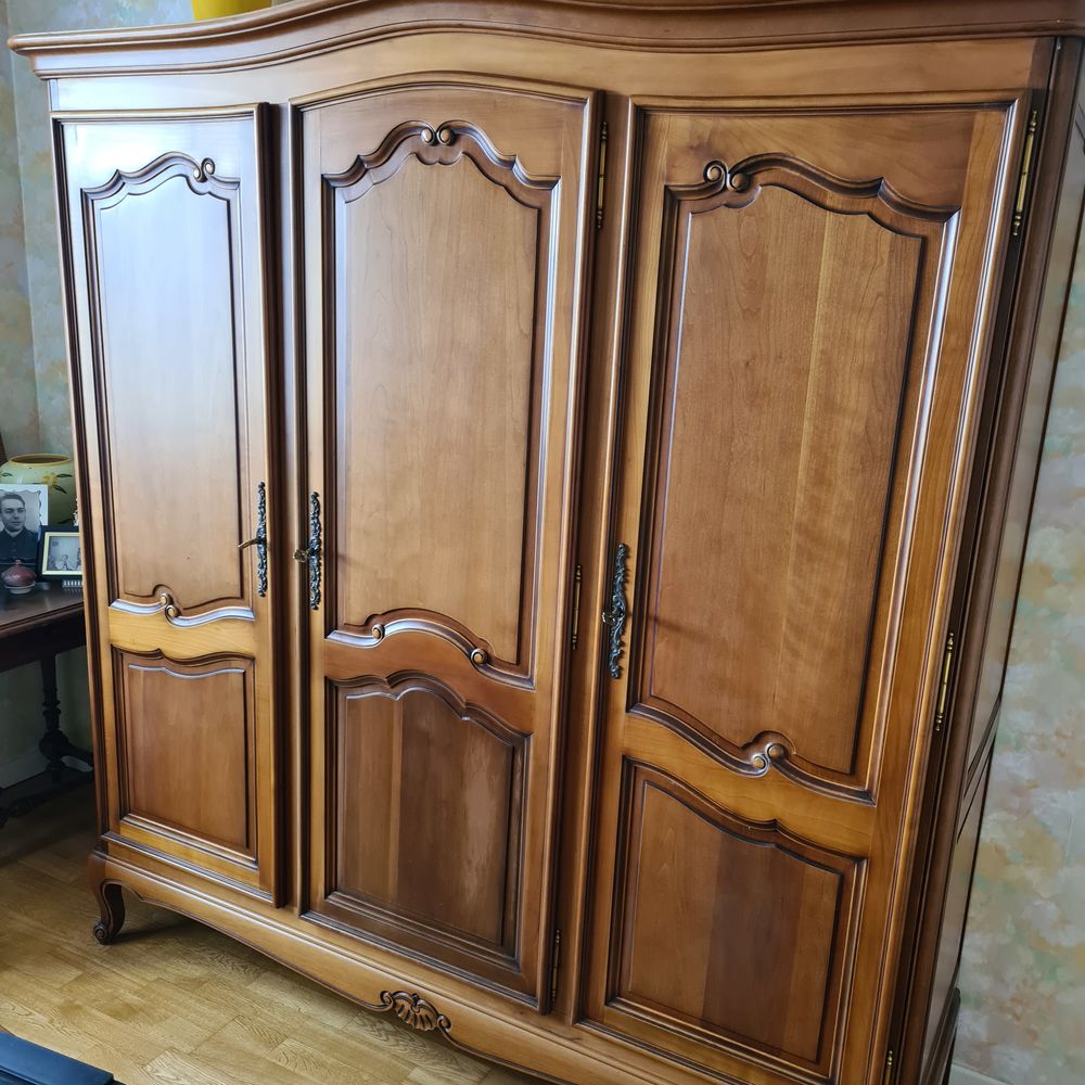MAGNIFIQUE ARMOIRE MERISIER MASSIF A SAISIR AVANT D&Eacute;M&Eacute;NAGEME Meubles