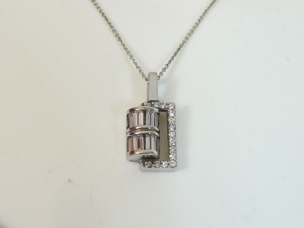 Collier en M&eacute;tal Argent&eacute; avec son Pendentif &agrave; Strass- Neuf Bijoux et montres