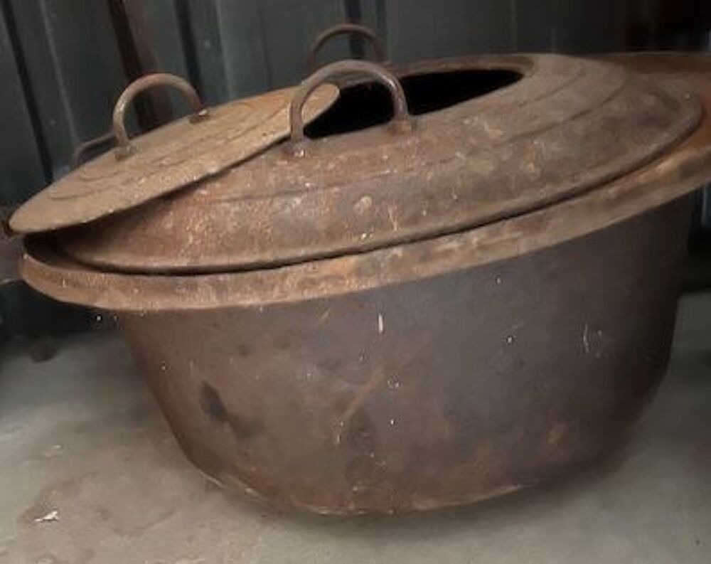 Grande "po&euml;llone" en fonte pour la cuisine du Cochon 