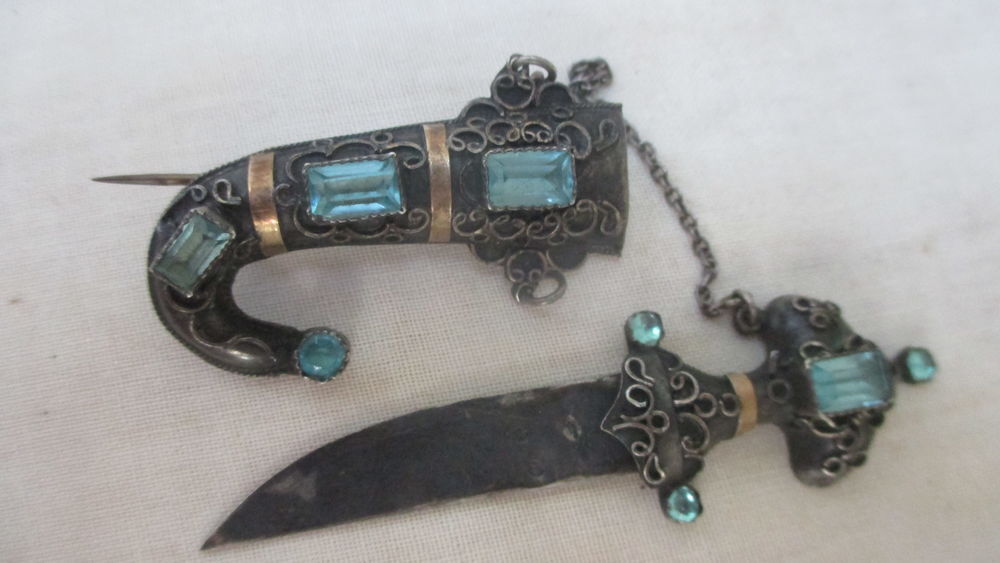 rare broche poignard. Bijoux et montres