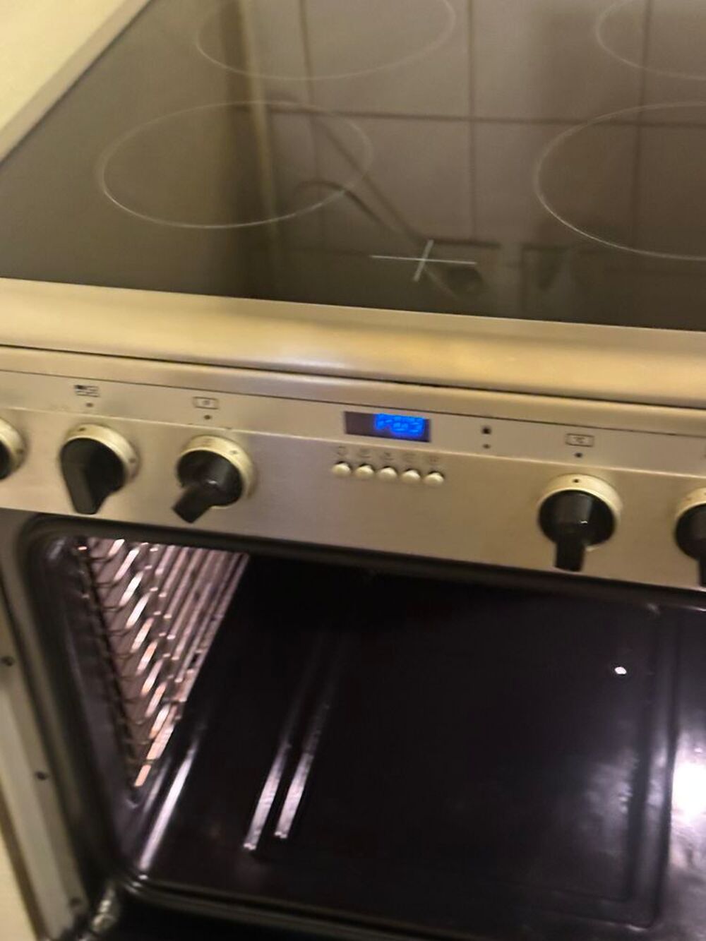 Cuisini&egrave;re induction 4 foyers chaleur tournante - bon &eacute;tat. Electroménager