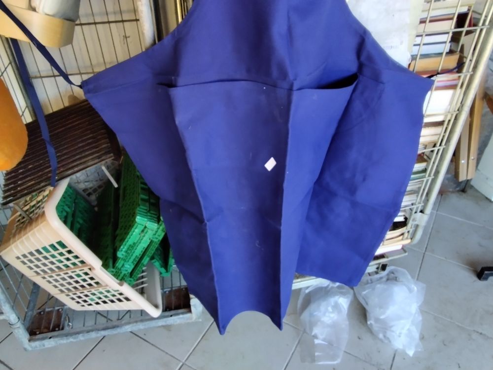 2 TABLIER DE CUISINE NEUF
BLUE MARINE
10 Vêtements