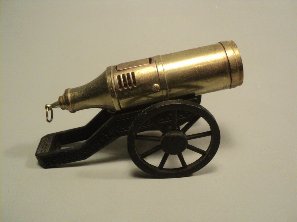 Ancien Briquet de Table Canon &agrave; Essence. 
