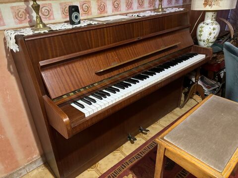 Piano droit, en bois marron clair 900 Esclagne (09)