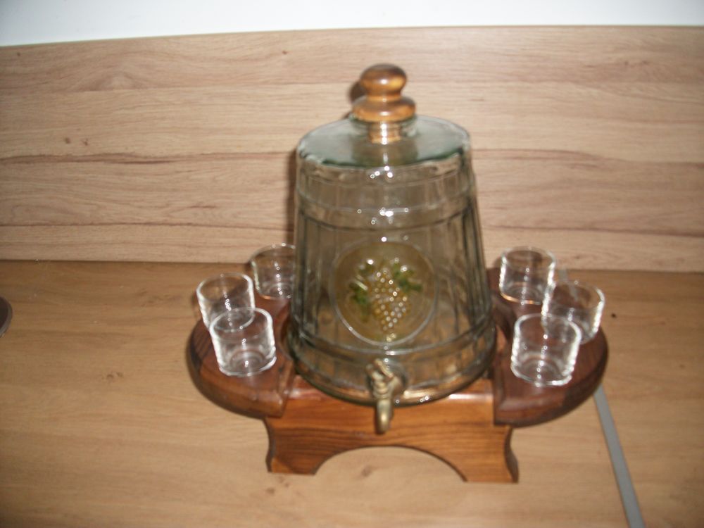 ensemble service &agrave; whisky (( carafe et 06 verres sur socle ) Décoration