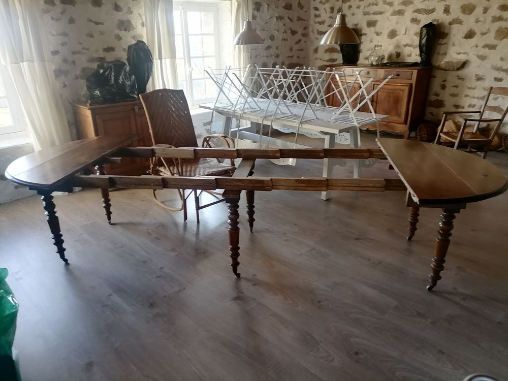 TABLE RONDE ANCIENNE EN NOYER. Meubles