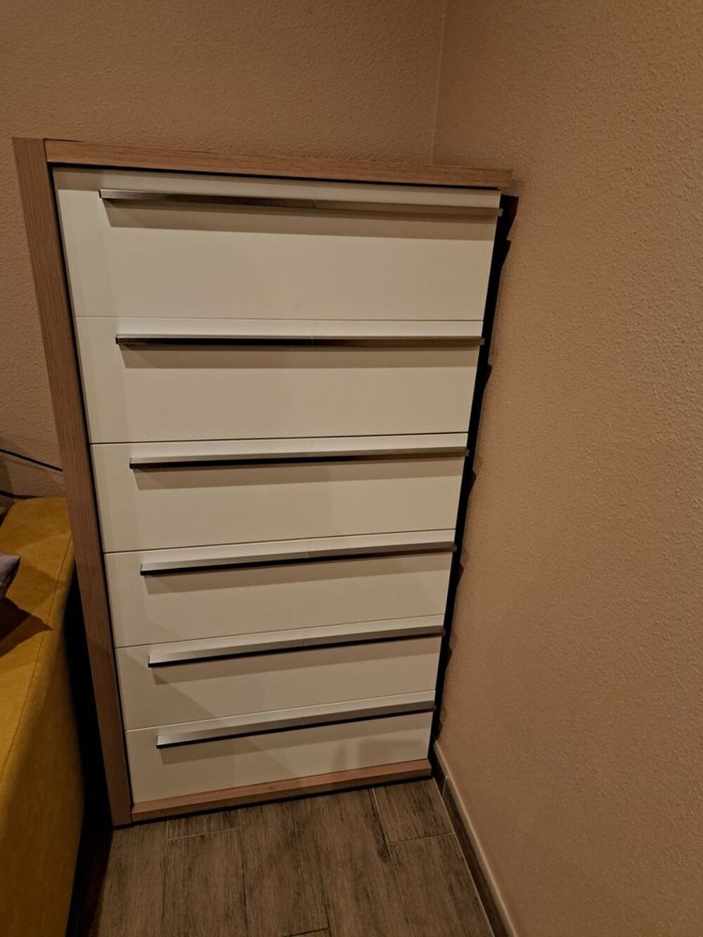 3 diff&eacute;rents meubles de salon . Prix &agrave; convenir. Meubles