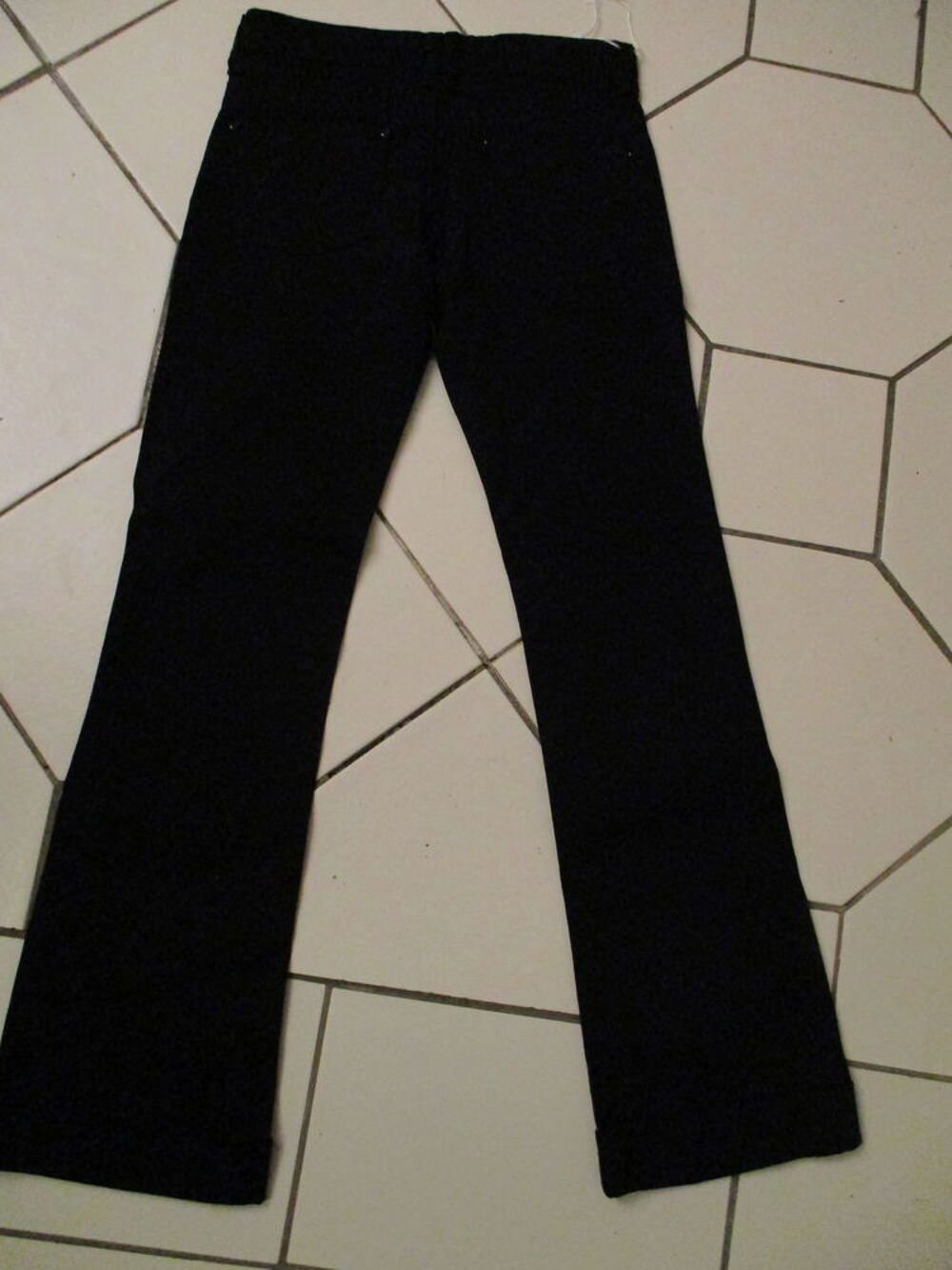 Pantalon noir enfant T12ans (pour hauteur 150cm)
Neuf, Vêtements