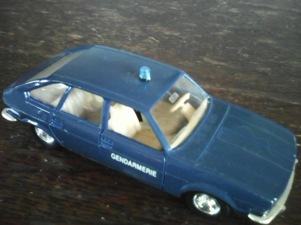 Voiture Renault 30 TS Gendarmerie Solido 1/43 Mod&egrave;le r&eacute;duit. 