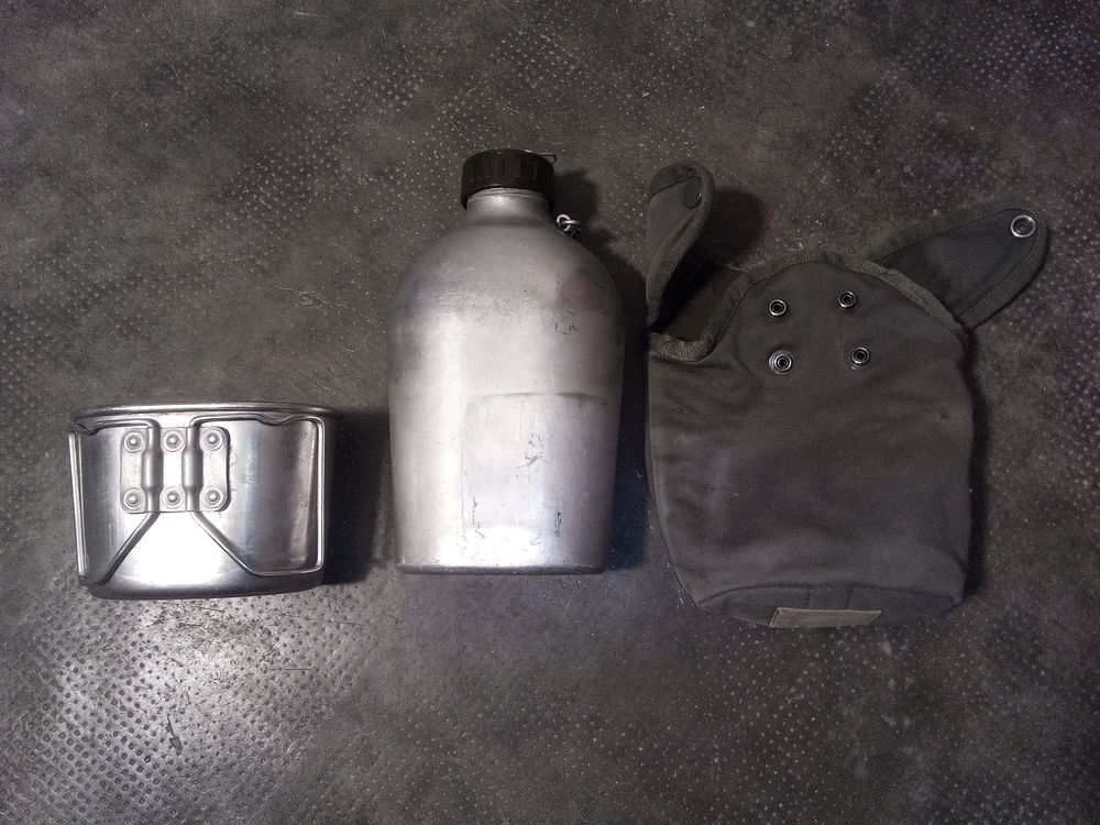 Gourde quart et sacoche militaire 
