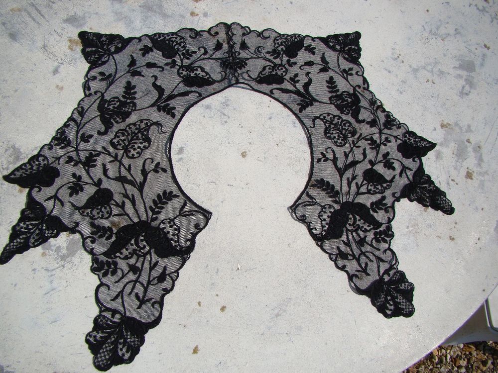 Col ancien en dentelle noire Vêtements