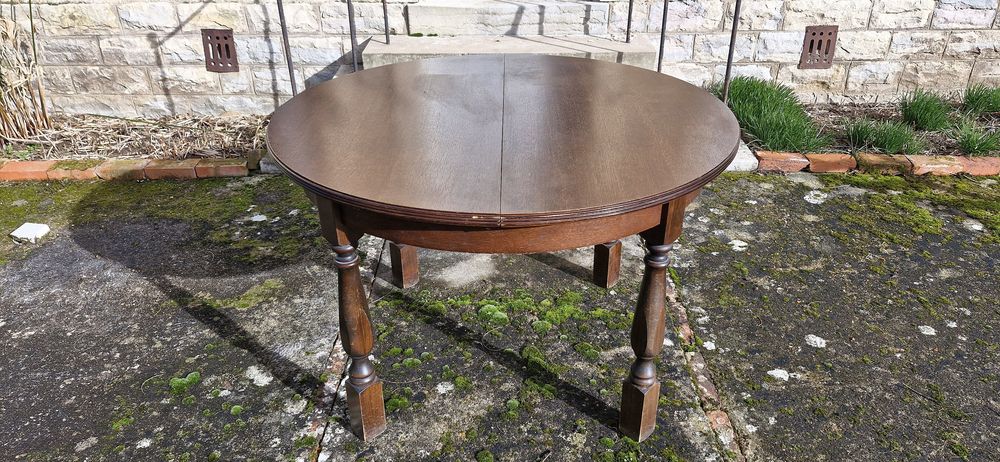 Table ronde en bois avec 1 rallonge int&eacute;gr&eacute;e
Meubles