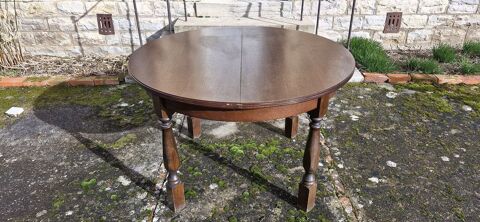 Table ronde en bois avec 1 rallonge intégrée
120 Saint-Pierre-les-Étieux (18)