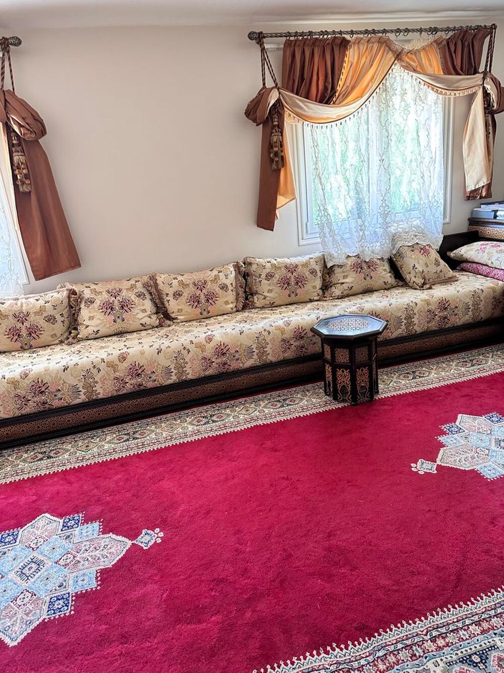 Grand salon marocain avec deux tables Meubles