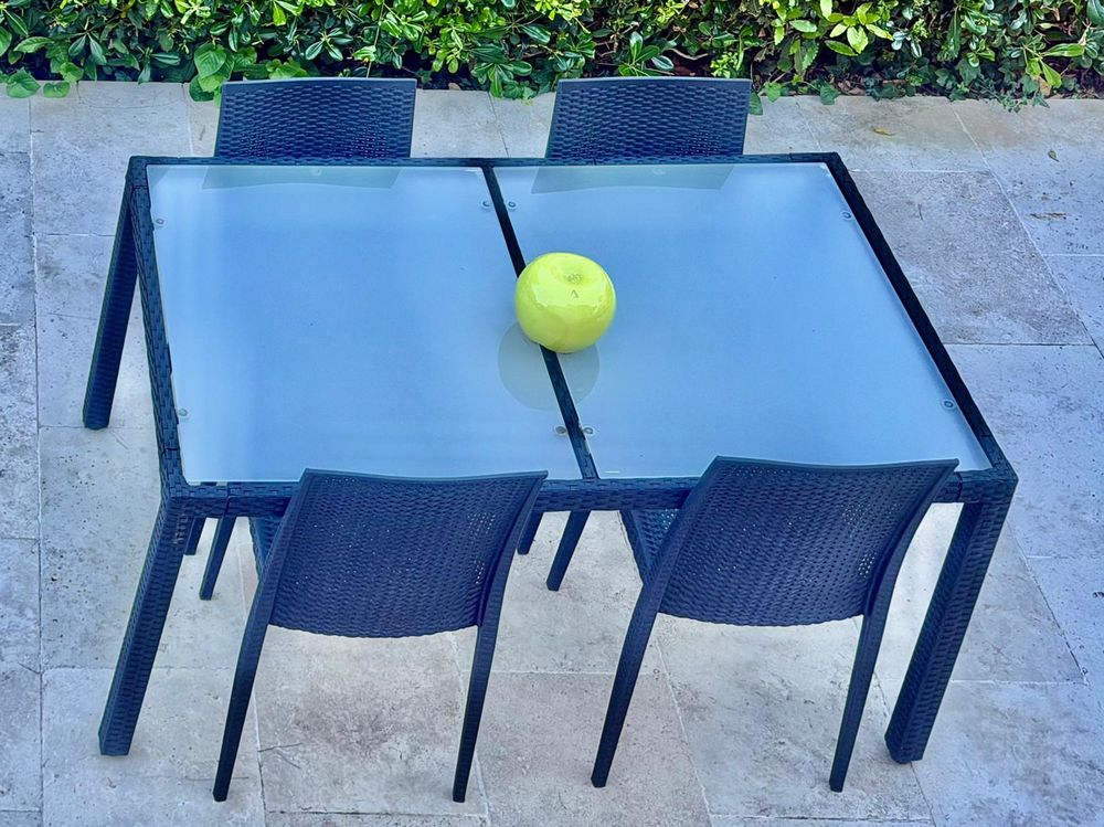 table SANS LES CHAISES en verre et osier Meubles