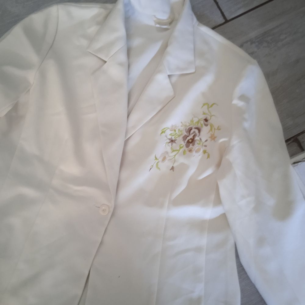 Veste cr&egrave;me broderie sur l'avant T 50 100 % polyester Vêtements
