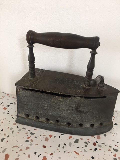 Ancien fer � repasser en fonte 25 Nice (06)