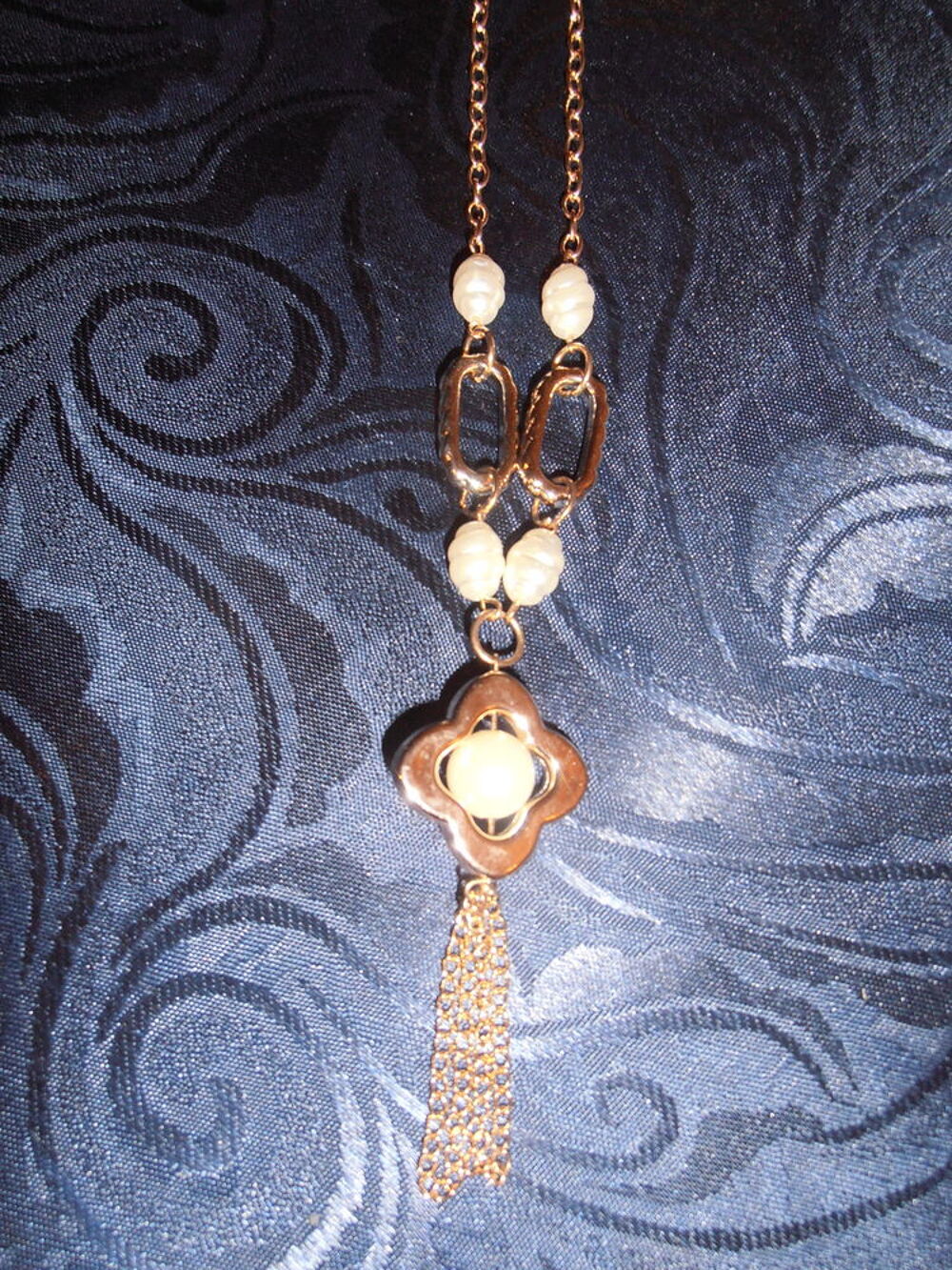 Sautoir dor&eacute; et perles (28b) Bijoux et montres