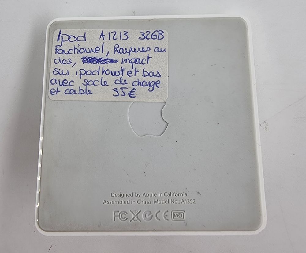 iPod A1213 32GB avec socle de charge et c&acirc;ble Audio et hifi