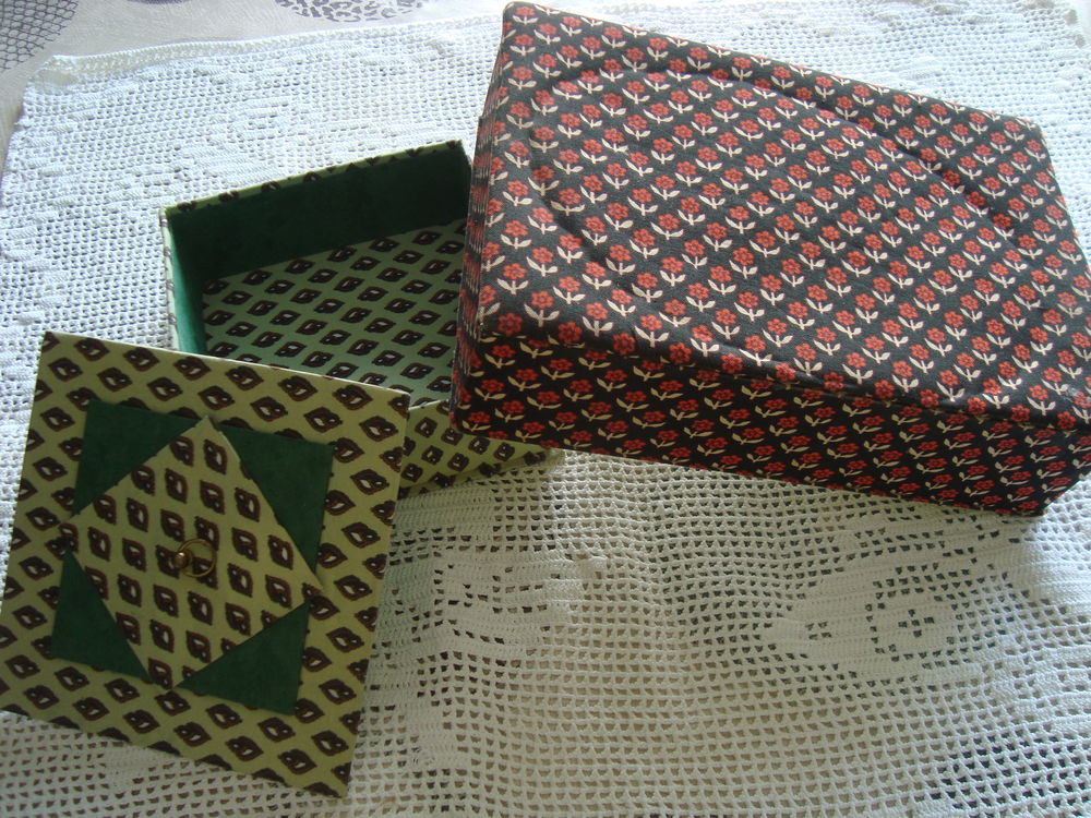 Boite ancienne en tissu Décoration