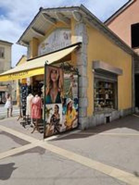   Place centrale du village, droit au bail tous commerces 