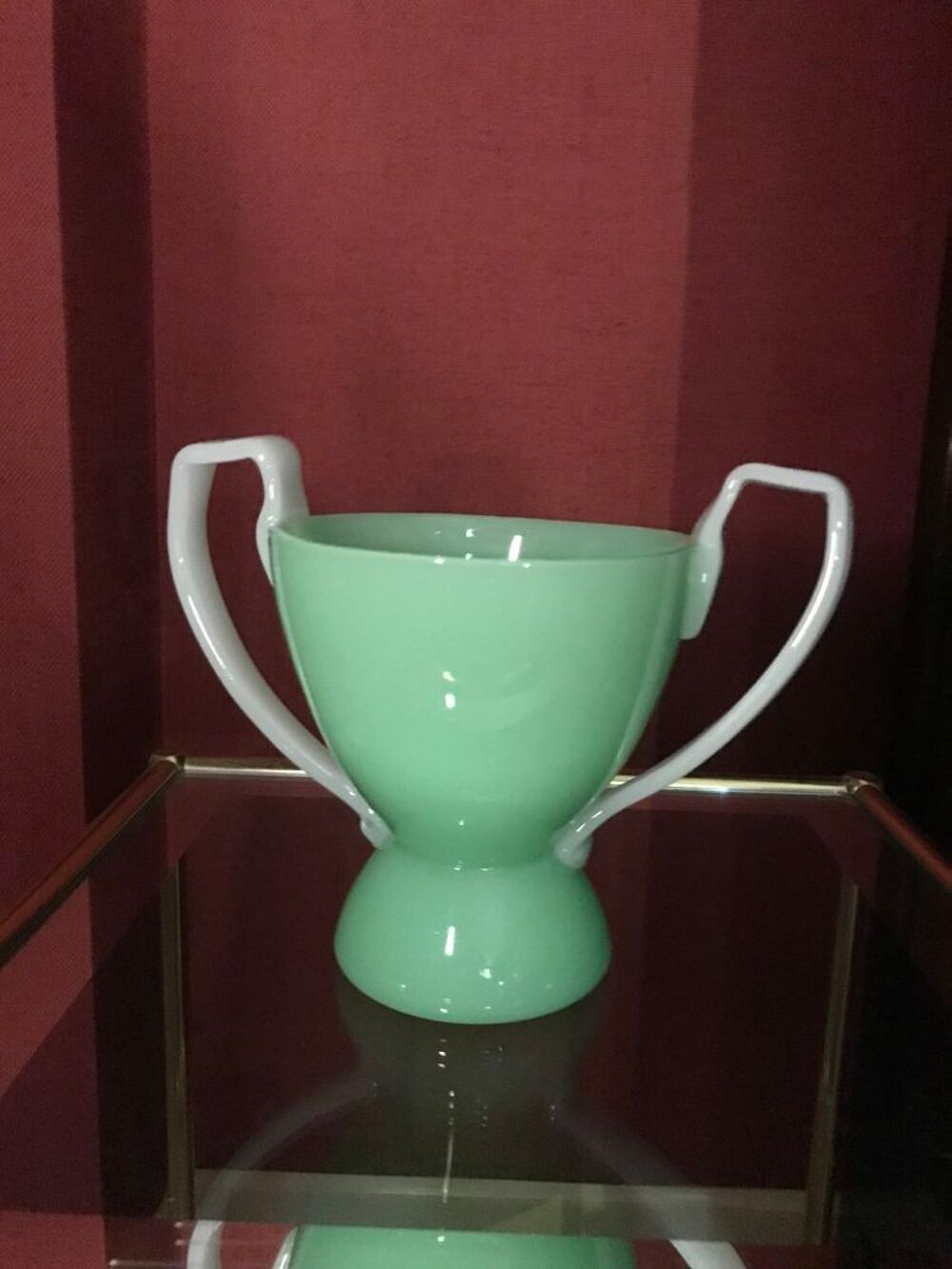 OPALINE d&eacute;corative en verre vert &agrave; anses blanches Décoration