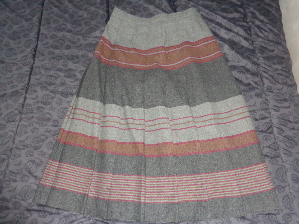 Jupe a carreaux classique. Vêtements