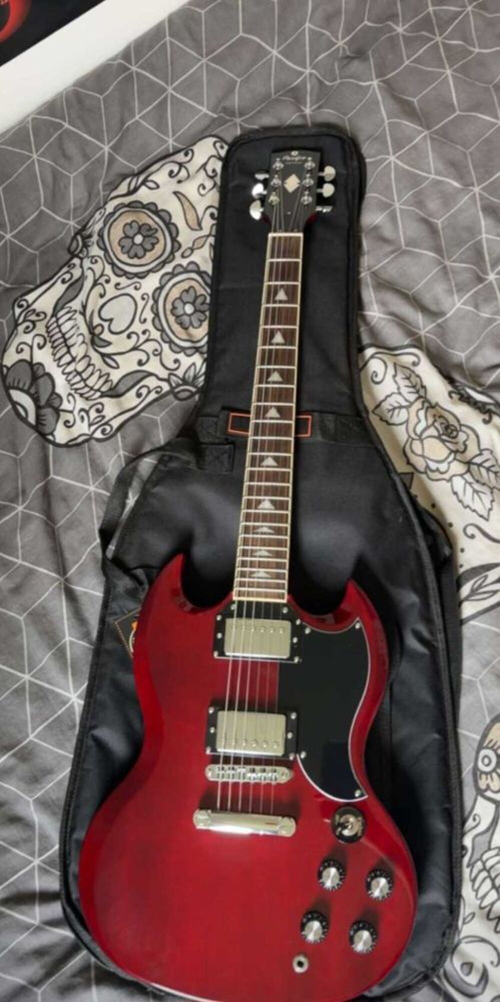 Guitare+&eacute;lectrique+type+SG+€"+Etat+neuf Audio et hifi
